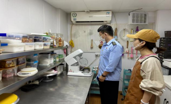 J9九游会 九游会J9网红街食品安全吗？突击查！(图1)