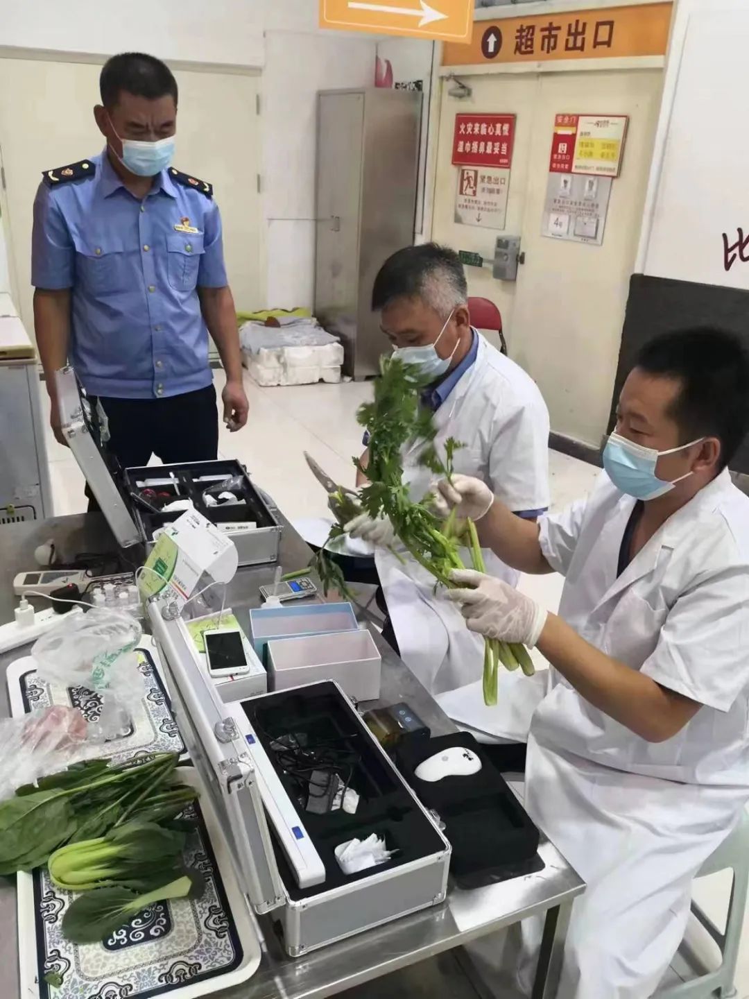 J9九游会 九游会J9食品快检进大型商超！哈尔滨严把“入口关”(图2)
