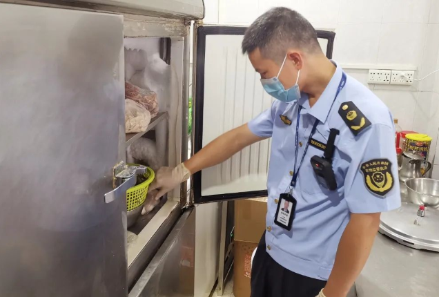 J9九游会 九游会J9广东仁化：聚焦连锁餐饮和网络订餐店食品安全“阳光查餐厅”出击！(图2)