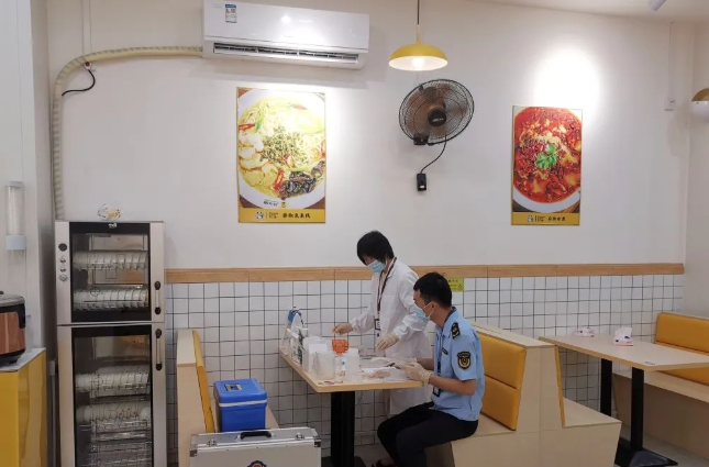J9九游会 九游会J9广东仁化：聚焦连锁餐饮和网络订餐店食品安全“阳光查餐厅”出击！(图3)