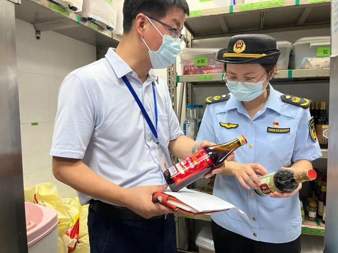 跟着社会监督员J9九游会 九游会J9“看后厨”！奉贤这几家网红餐饮店的后厨是啥样的？食品安全吗？(图2)