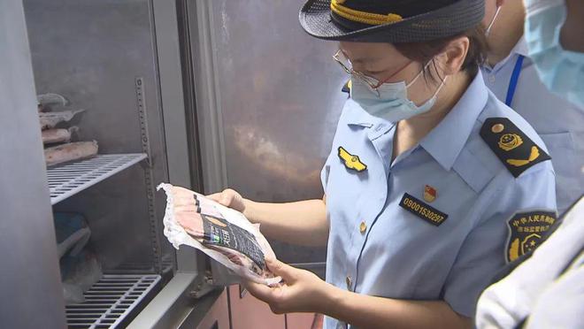 跟着社会监督员J9九游会 九游会J9“看后厨”！奉贤这几家网红餐饮店的后厨是啥样的？食品安全吗？(图3)