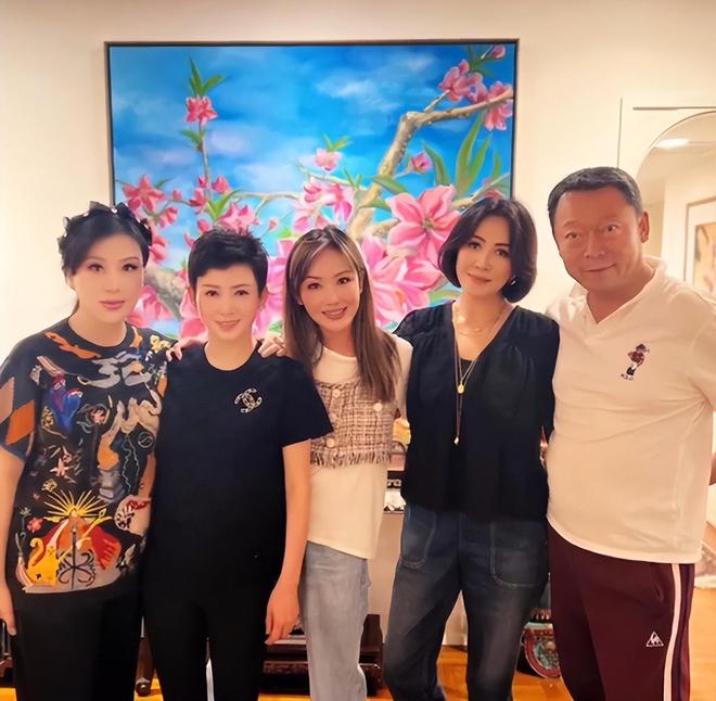 吕良伟妻子豪宅宴客！大鱼大肉太丰J9九游会 九游会J9盛刘嘉玲戴百万名表显阔气(图3)