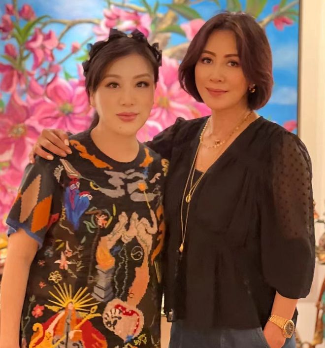 吕良伟妻子豪宅宴客！大鱼大肉太丰J9九游会 九游会J9盛刘嘉玲戴百万名表显阔气(图4)