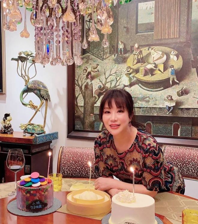 吕良伟妻子豪宅宴客！大鱼大肉太丰J9九游会 九游会J9盛刘嘉玲戴百万名表显阔气(图10)
