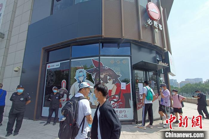 J9九游会 九游会J9必胜客“疯狂星期一”：IP联动成餐饮流量密码？(图2)