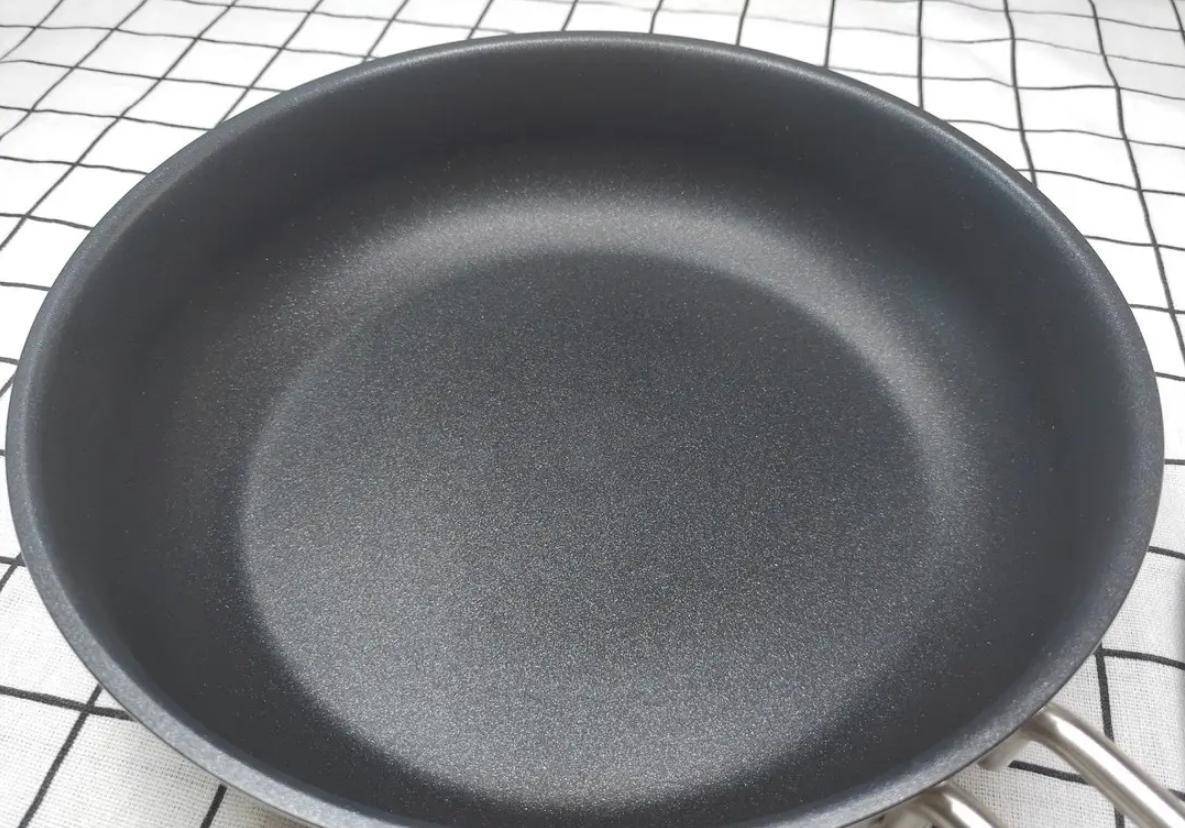 J9九游会 九游会J9“不粘锅”有毒且致癌？涂层刮花后要扔掉吗？央视实验告诉你真相(图5)