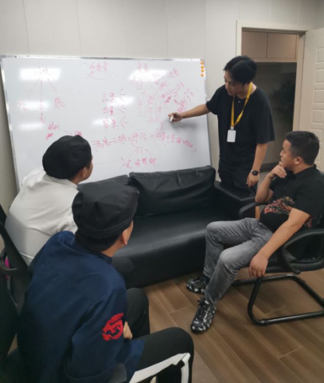 政企合力助推上海餐饮复苏98后小伙带领三家J9九游会 九游会J9餐厅实现外卖月销万单(图1)