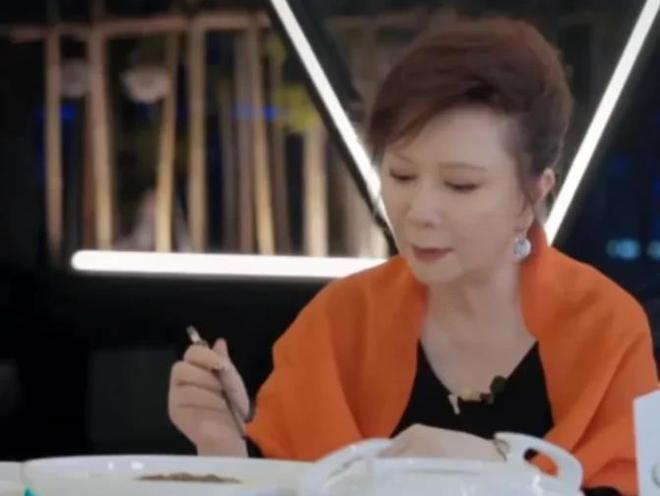 J9九游会 九游会J9在成都吃川菜时 蔡明突然放下筷子 语重心长地对大张伟母亲说(图1)