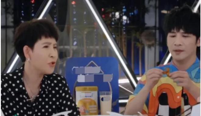 J9九游会 九游会J9在成都吃川菜时 蔡明突然放下筷子 语重心长地对大张伟母亲说(图3)