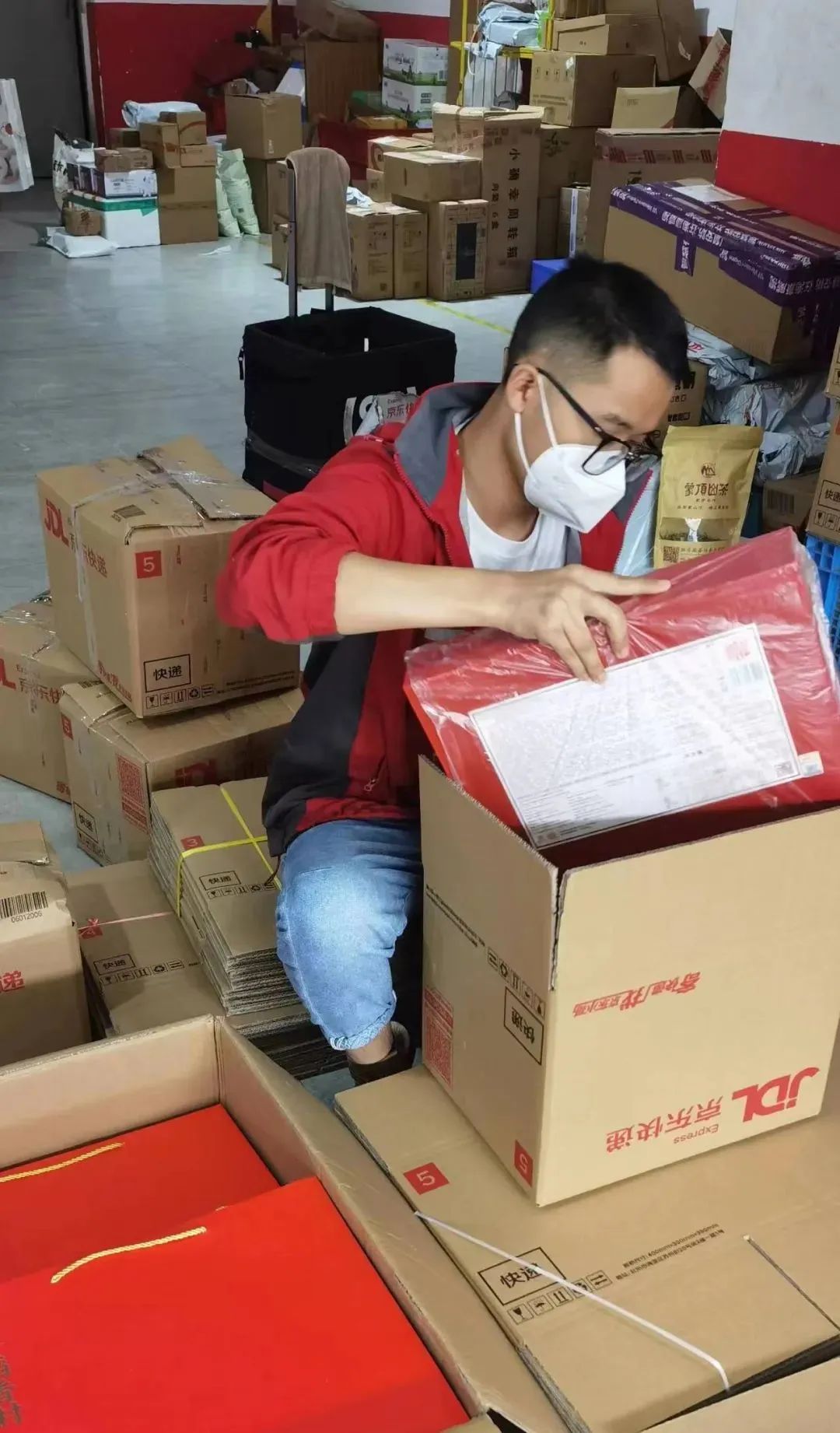 保供人守护成都：不涨价该做的折扣依然照做！除了食物这类商品也受欢迎J9九游会 九游会J9(图2)