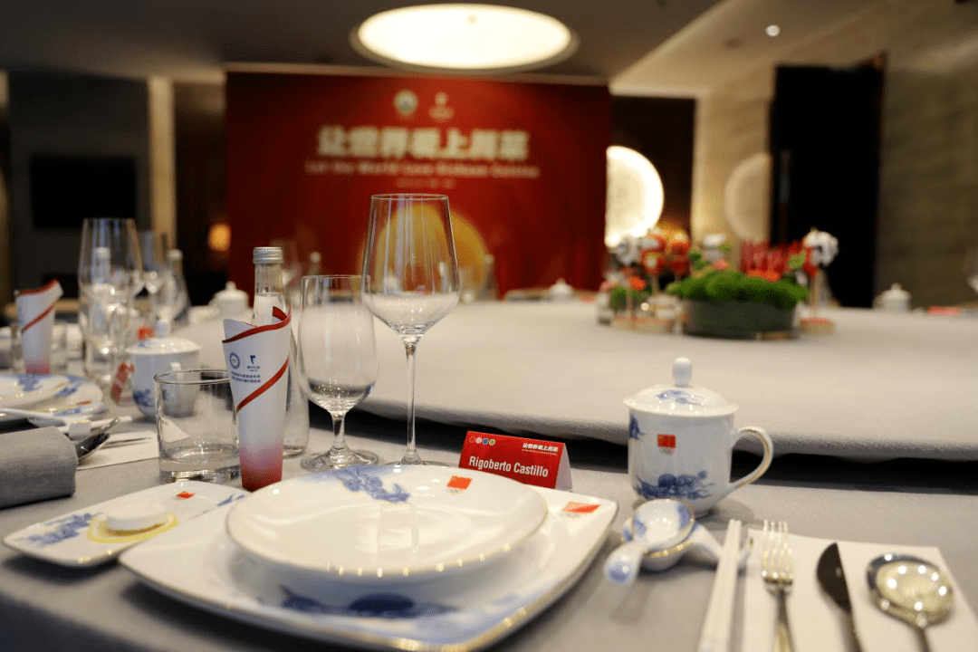 J9九游会 九游会J9世界中餐业联合会与眉州东坡集团共同举办“让世界爱上川菜·驻华使节品鉴会”(图4)