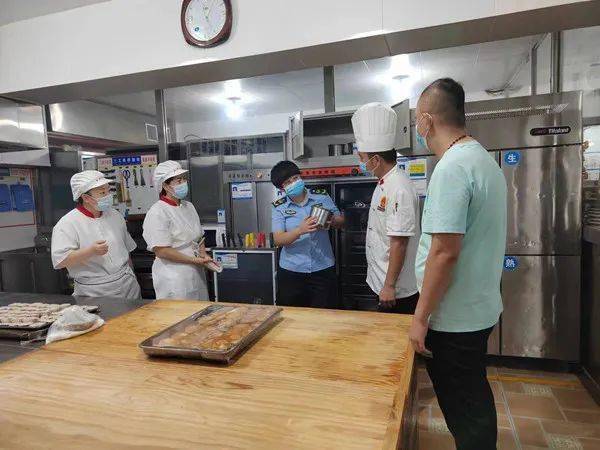 J9九游会 九游会J9事关秋季食品安全！巴彦淖尔市场监管局开展专项检查(图1)