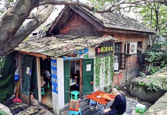 J9九游会 九游会J9重庆藏在老道口旁的“极品”苍蝇馆环境破烂不堪却火了20多年(图1)