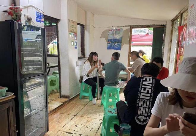 J9九游会 九游会J9重庆藏在老道口旁的“极品”苍蝇馆环境破烂不堪却火了20多年(图2)