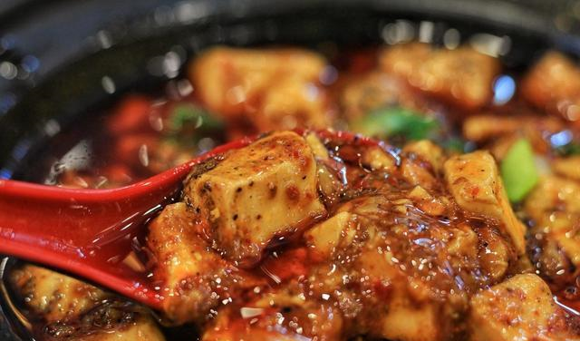 做麻婆豆腐为什么容易烂？川菜大厨教你一招麻辣入味还不易J9九游会 九游会J9碎(图4)