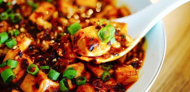 做麻婆豆腐为什么容易烂？川菜大厨教你一招麻辣入味还不易J9九游会 九游会J9碎(图3)
