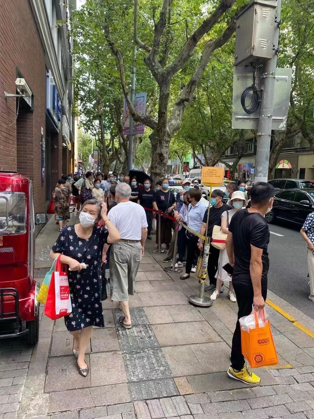 诚信兴商典型案例｜​老字号新网红 在守与变中传承——光明邨大酒家J9九游会 九游会J9(图2)