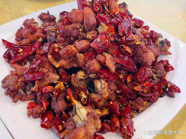 青岛京剧院旁重庆一家人开了二十多年的川菜馆仨人两个J9九游会 九游会J9菜吃过瘾(图4)