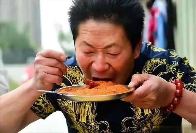 辣王J9九游会 九游会J9李永志：破世界纪录曾每天5斤辣椒配白酒如今结局太可悲(图1)