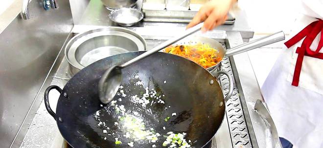 川菜代表之作鱼香肉丝咸鲜酸甜色J9九游会 九游会J9泽棕红但想做好很有讲究(图10)