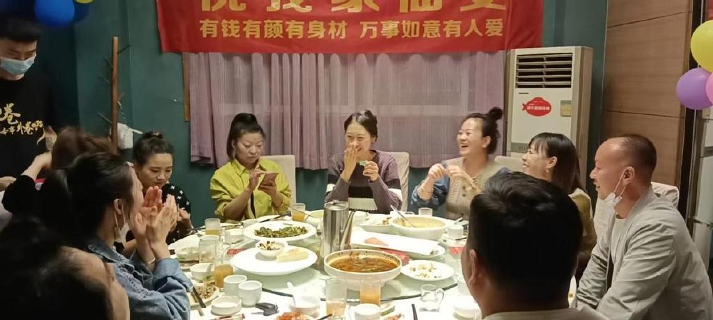 3块钱吃一顿川菜大餐！24岁天堂鸟：宠粉我们是认J9九游会 九游会J9真的(图1)