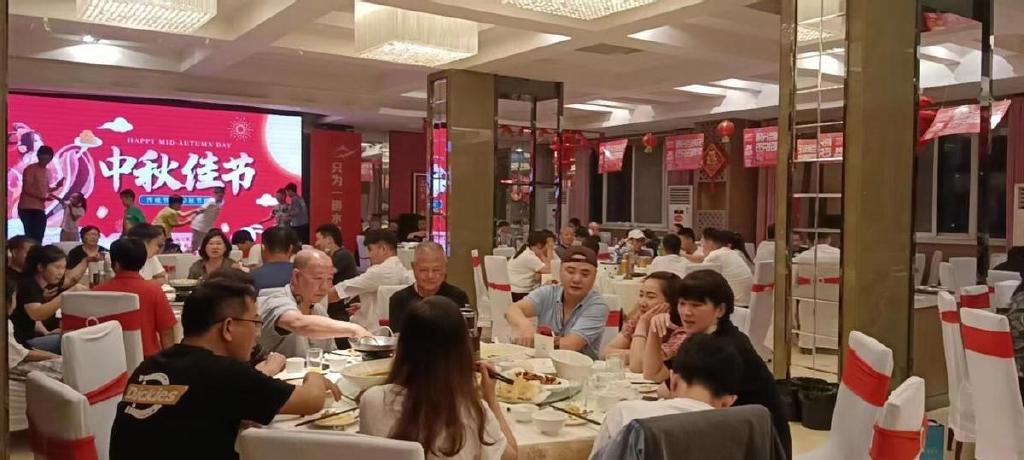 3块钱吃一顿川菜大餐！24岁天堂鸟：宠粉我们是认J9九游会 九游会J9真的(图2)