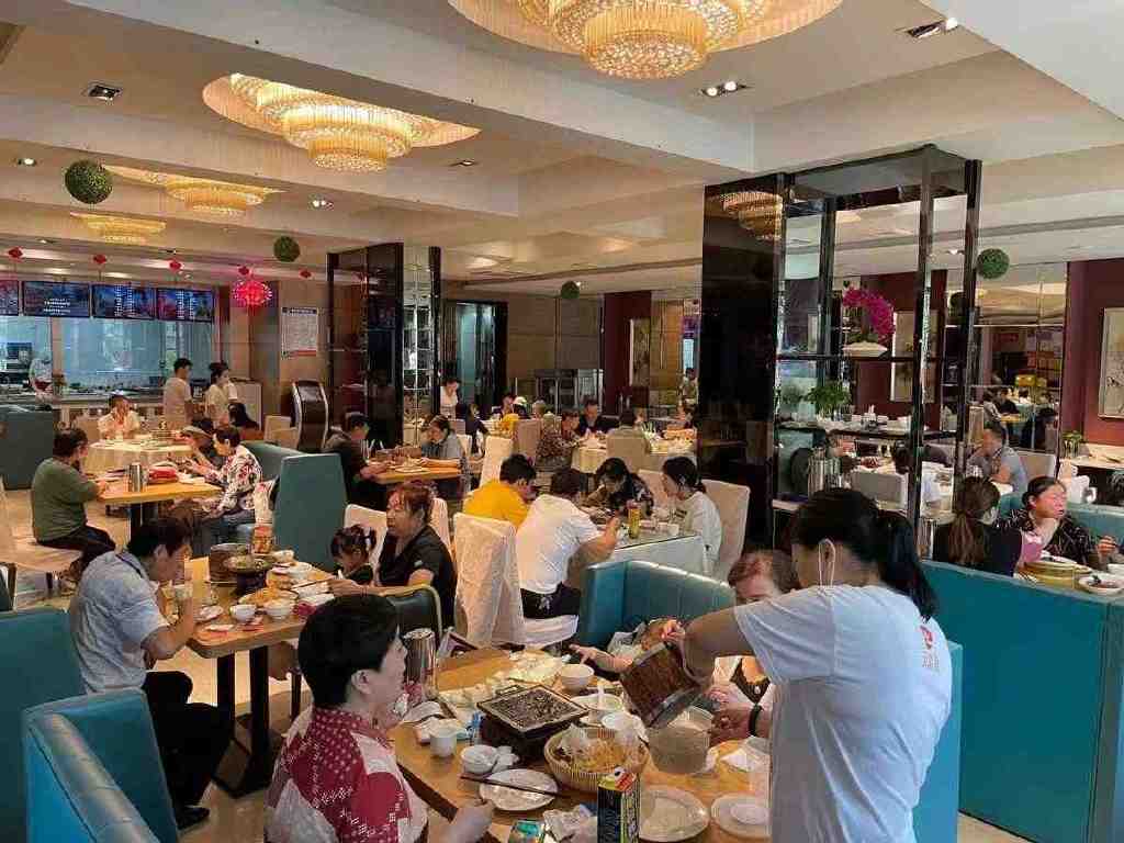 谁说双向九游会J9 J9九游会奔赴只存在偶像剧？天堂鸟水煮鱼活成了“人间理想”(图1)