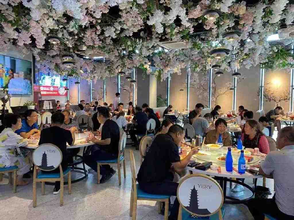 谁说双向九游会J9 J9九游会奔赴只存在偶像剧？天堂鸟水煮鱼活成了“人间理想”(图4)