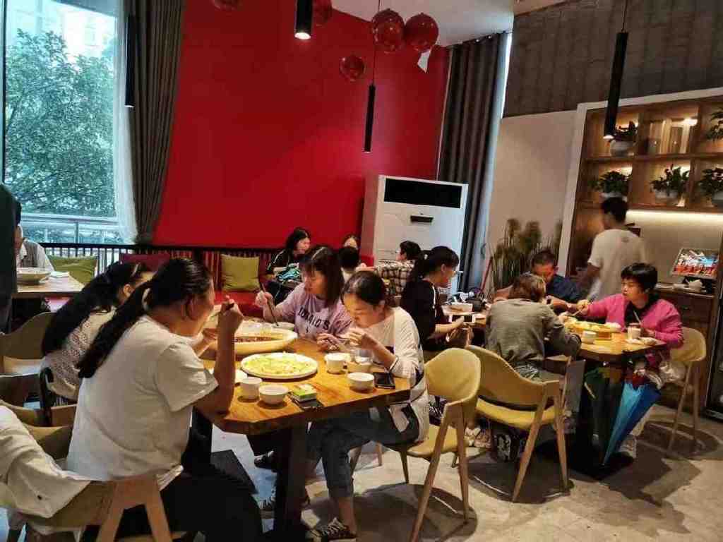 谁说双向九游会J9 J9九游会奔赴只存在偶像剧？天堂鸟水煮鱼活成了“人间理想”(图2)