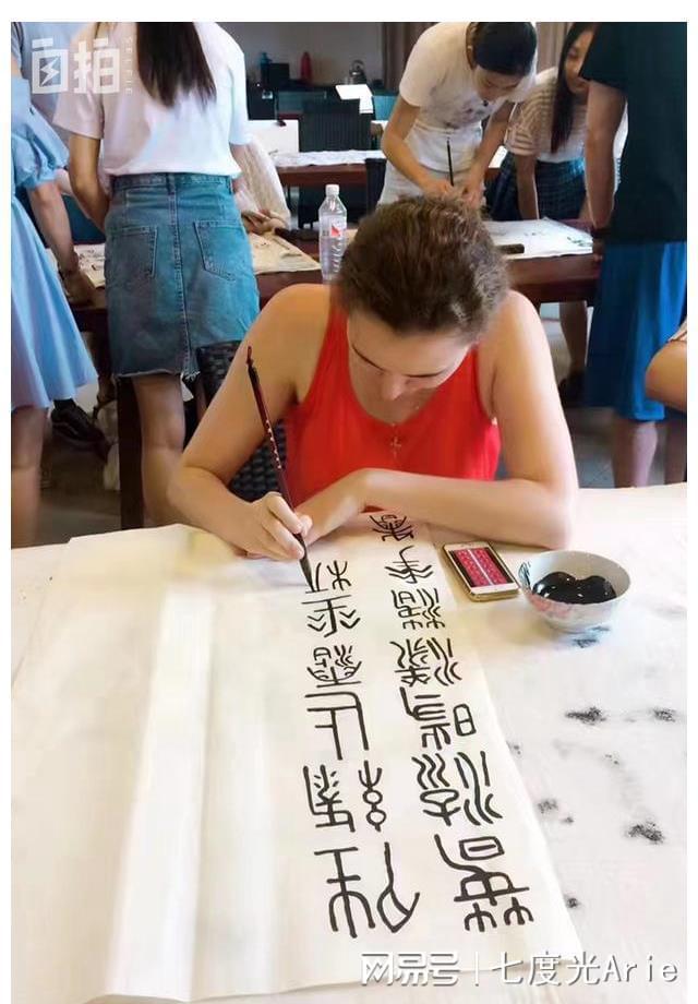 J9九游会 九游会J9我俄罗斯女孩曾被川菜辣进喜欢李白会用中文写诗(图5)