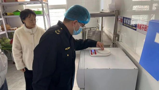 九游会J9 J9九游会桃城区市场监管分局开展幼儿园食堂专项监督检查(图1)