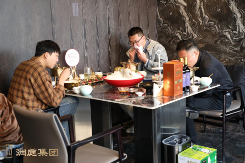 独家爆料！揭秘润庭餐饮帝国崛起之路：黄瑞金如何从零到一打造餐饮界的传奇J9九游会 九游会J9帝国？(图4)