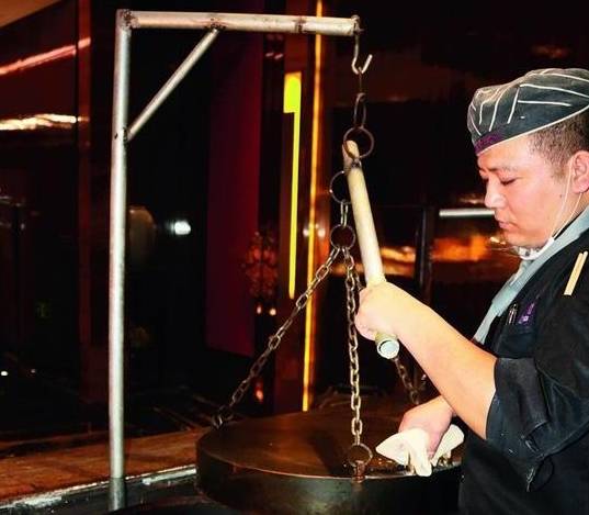 陕南美食香飘古城莲花餐饮为您展示安康吊炉烧饼制作流程九游会J9 J9九游会(图1)