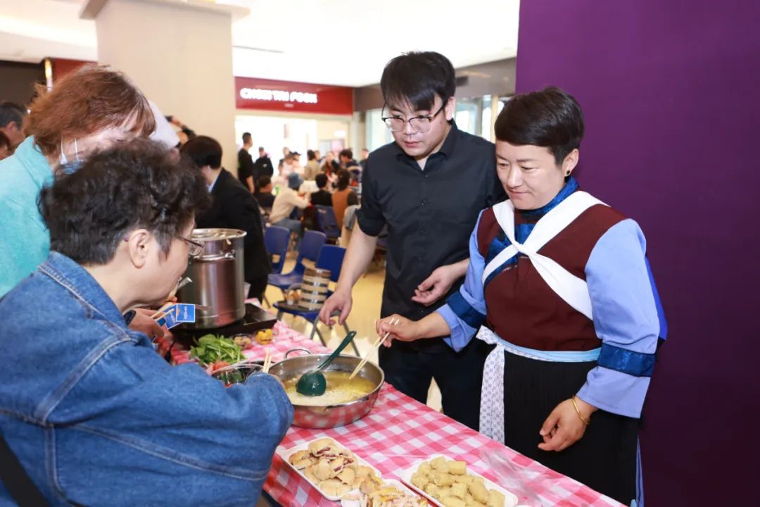 J9九游会 九游会J9海派味道、舌尖非遗、异域风味……社区里的美食节“走一圈都要吃饱了”(图2)
