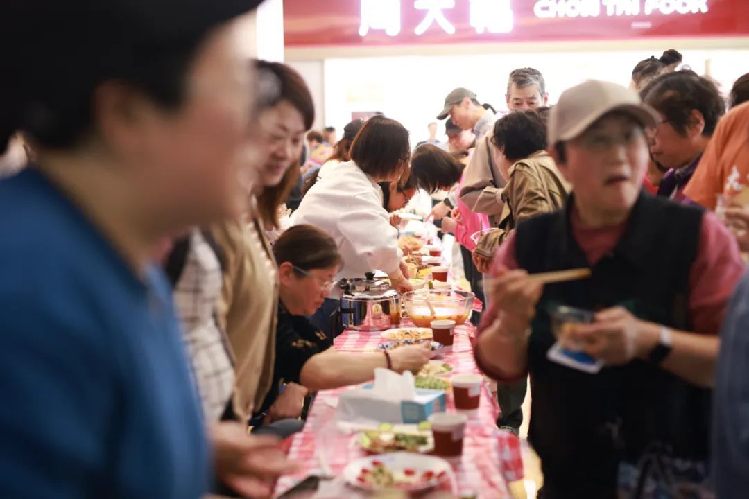 J9九游会 九游会J9海派味道、舌尖非遗、异域风味……社区里的美食节“走一圈都要吃饱了”(图1)