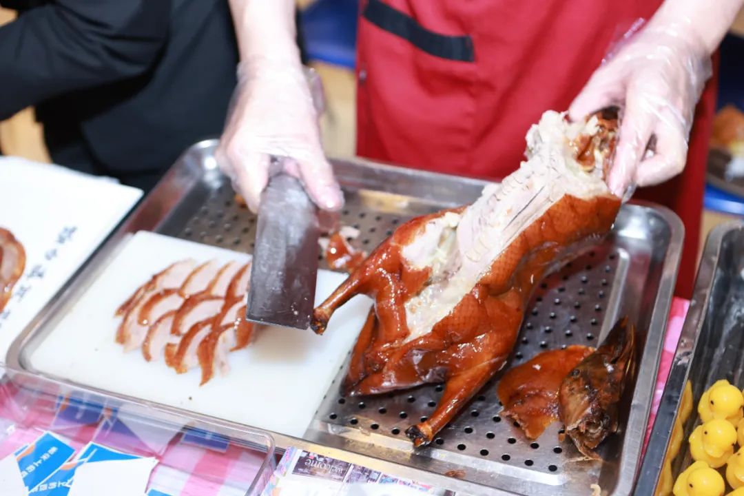 J9九游会 九游会J9海派味道、舌尖非遗、异域风味……社区里的美食节“走一圈都要吃饱了”(图3)