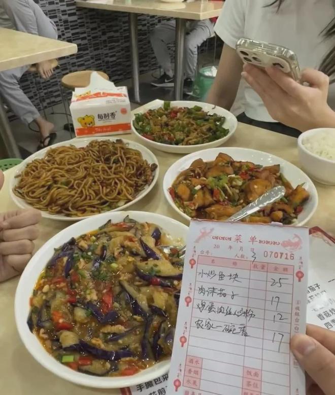J9九游会 九游会J9连吃一个月都不会腻？江西小炒怎么就成了江浙沪打工人之光(图2)