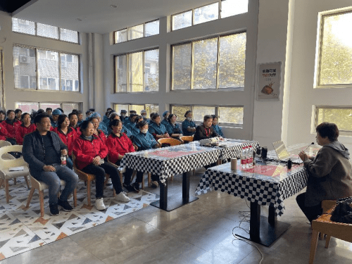 筑牢安全防线提高服务水平——华大餐饮开展员工培训活动J9九游会 九游会J9(图2)