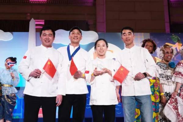 九游会J9 J9九游会中国驻美使馆参加“使馆主厨挑战赛” ：烹制两道川菜、荣获专业评审亚军(图1)