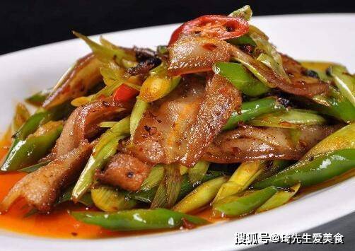 J9九游会 九游会J9色泽红亮肥而不腻下饭菜首选经典川菜回锅肉的家常做法分享(图2)
